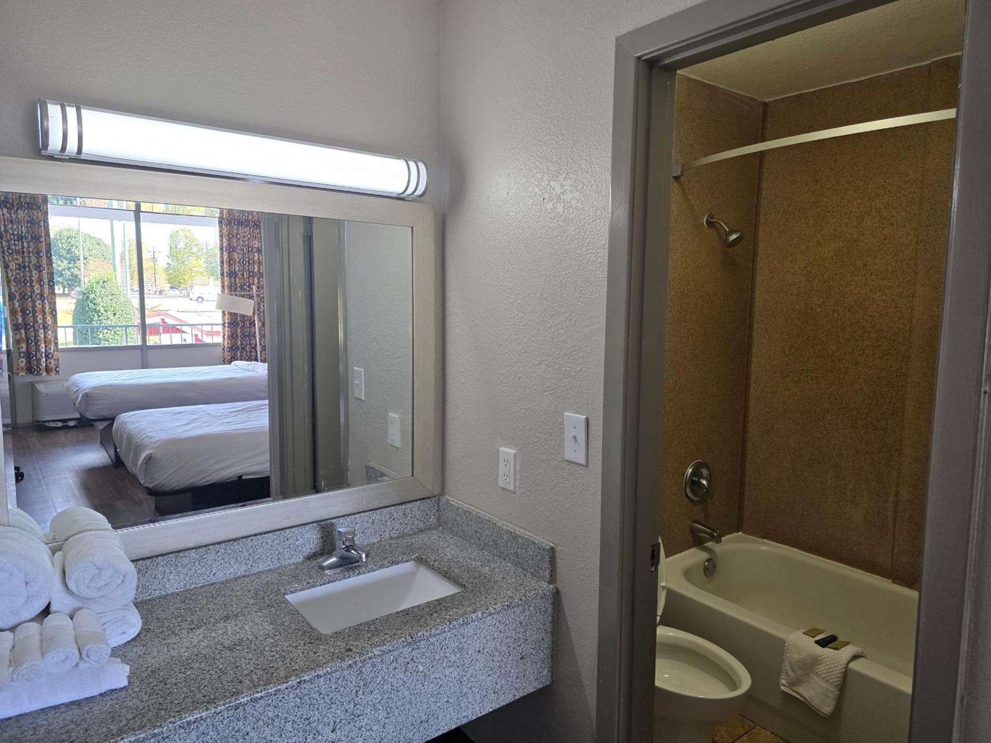 Days Inn By Wyndham Raleigh South Buitenkant foto
