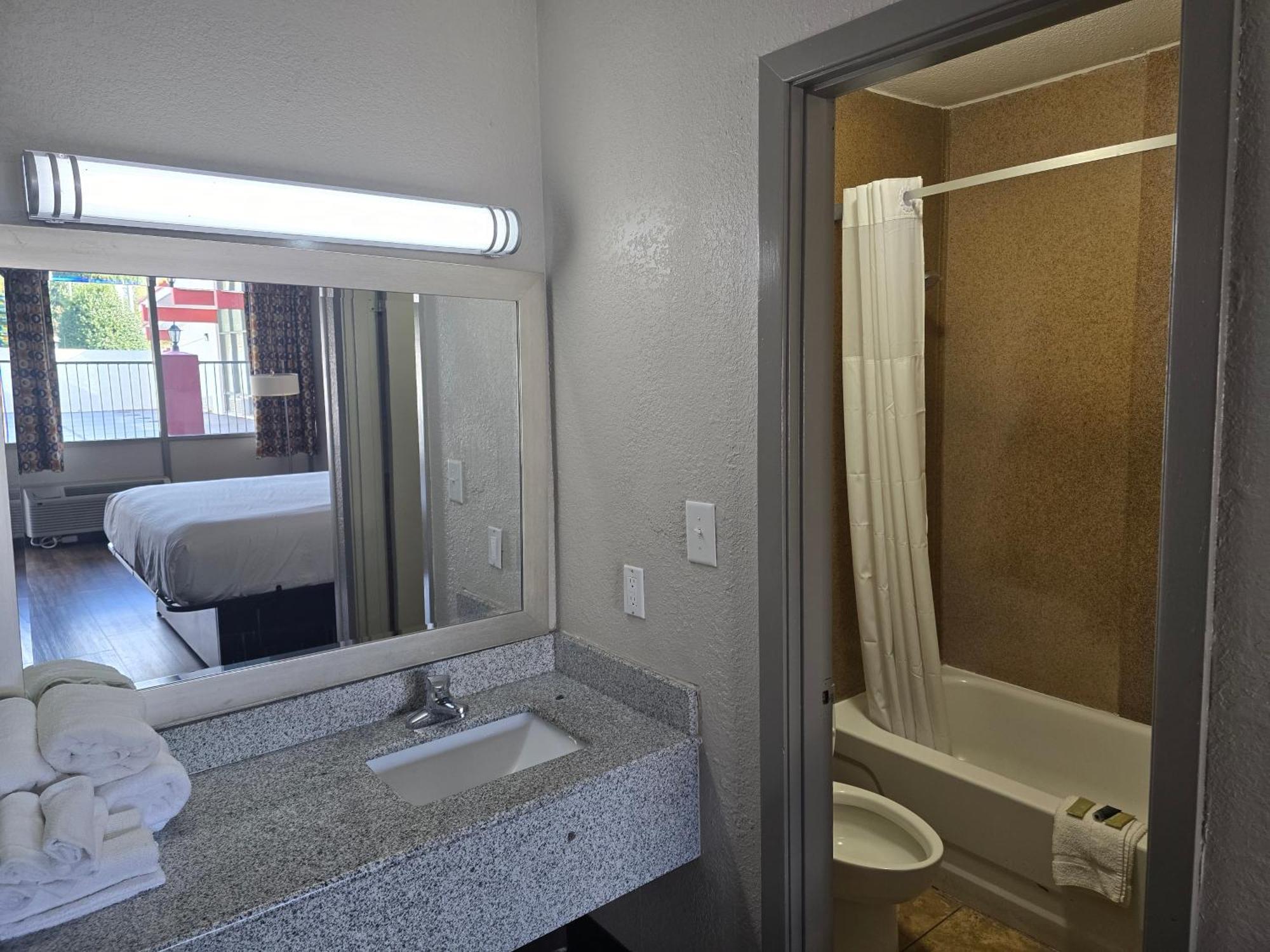 Days Inn By Wyndham Raleigh South Buitenkant foto